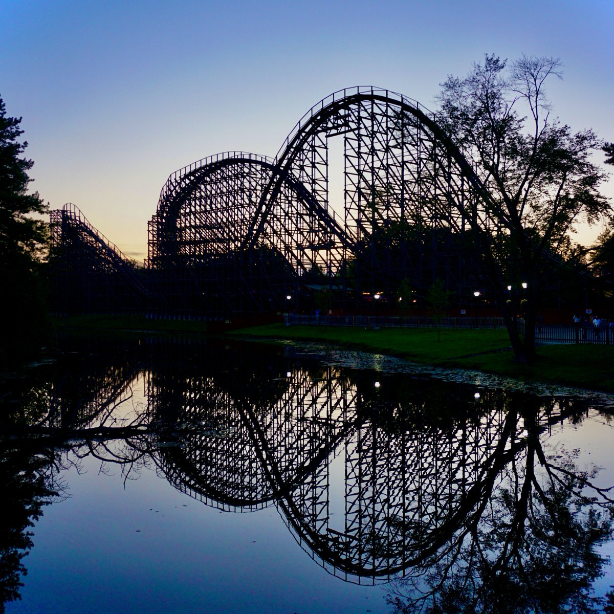 🌅 or 🌙?

#ElToro by day gives you clear views of every towering drop. At night, it’s all about the speed and mystery. 🎢

Daytime airtime or nighttime mystery? Let us know! 

#SixFlagsGreatAdventure #RollerCoaster #ThrillSeeker #NJThemePark #AmusementPark