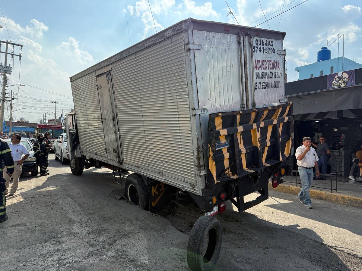 🚨#AlertaADN

¡Pero nadie atiende las calles!❌
Un camión que transportaba aceite cayó en un socavón sobre la calle Cumbres de Acultzingo, en la alcaldía Gustavo A. Madero

📸 <a href="/JesusSaviola/">Jesús Arias</a>