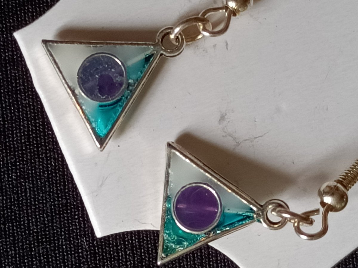 🔺 Small + chic!
These Silvertone Triangular Earrings (1cm x 1cm, 3cm drop) are discreet, resin-filled, &amp; perfect for gifting 🎁
👉 Shop: craftersbarn.co.uk/product/small-…

#HandmadeEarrings #MinimalistStyle #GeometricJewellery #CraftersBarn