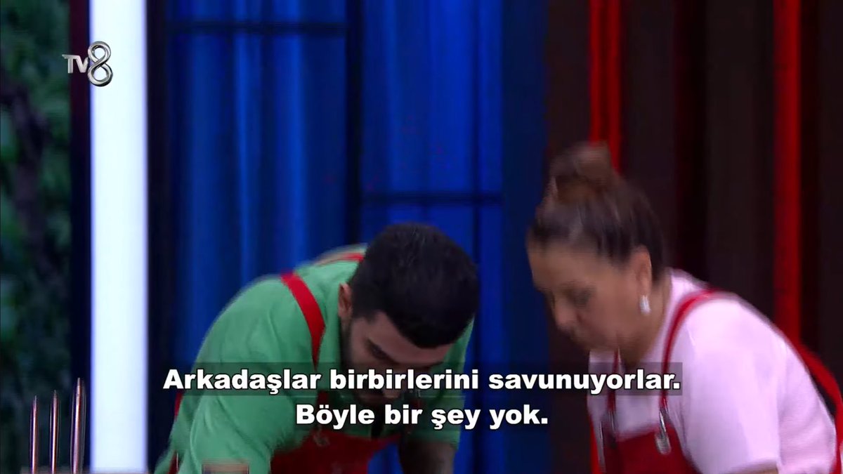 Herkes Barış ne yapıyorsa hemen kötülüyorlar. Öne çıkmayı uğraşmayın. Barış sadece kaptanlığı yapıyor. Sosu atmışlar derken haber veriyor ve kazanabiliriz diye söylemeyi çalışıyor. Aslı, Sezer, Eylül size noluyor? Başka biri olsaydı tepki vermezdiniz #MasterChefTürkiye