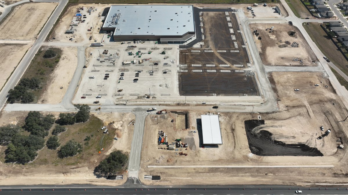 RobCon_Co's tweet image. Progress update at Costco Liberty Hill! 🏗️🛒

🚧 Asphalt paving is underway
🧱 Drywall + polymer flooring going in
🥶 KPS areas (Freshline, POS Coolers, Food Service) fully installed
🚦 SPAN wrapping up red striping &amp;amp; signage

We’re getting close!

#CostcoLibertyHill #TeamRobcon