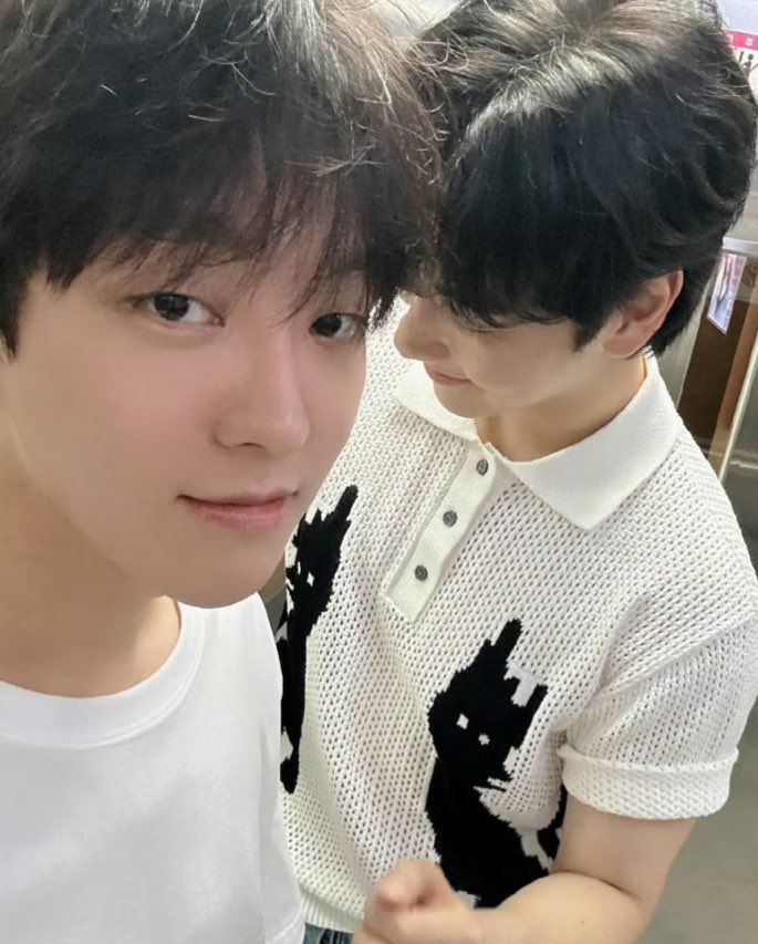 벌써 10월....😂
최애의 행복과 주민&amp;🍵의 행복과 
투샷 사진 갱신을 빌어봅니다🙏
모두 즐거운 일도 많이 생기기를~!💙🩵