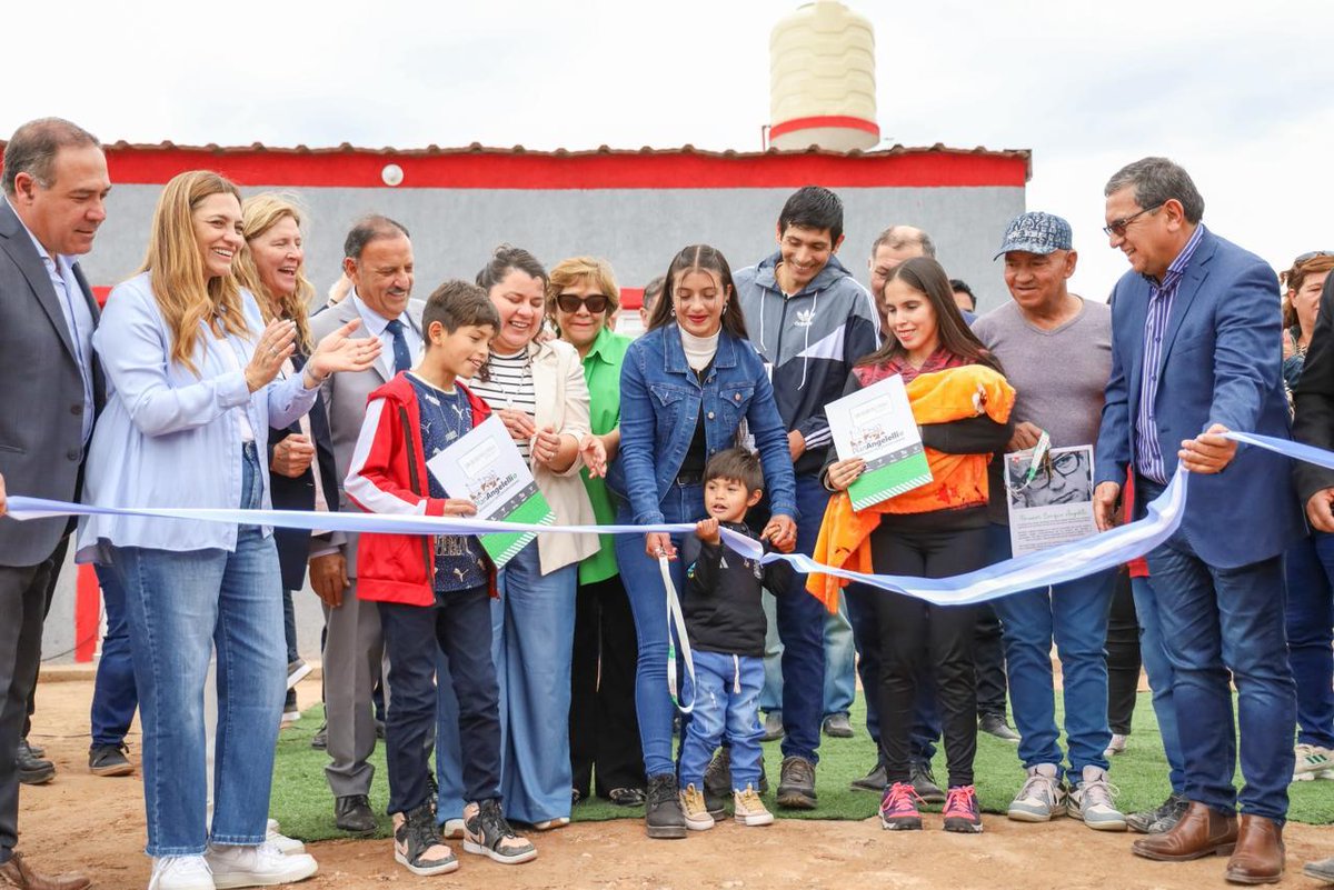 🏡✨ En Chepes, celebramos el 271° aniversario con más igualdad.
El gobernador Ricardo Quintela entregó nuevas viviendas del Plan Angelelli.

Gabriela Pedrali destacó: “Este plan transforma vidas y reduce desigualdades”.

🔗 contactorioja.com.ar/articulo/gabri…

#PlanAngelelli <a href="/GabyPedrali/">Gaby Pedrali</a>
