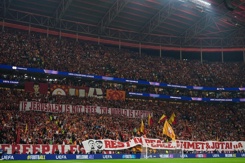 Takımımıza olan inançlarını göstererek bugün tribünde yerini alan tüm taraftarlarımızın ayağına sesine ve nefesine sağlık!

İŞTE BÖYLE, HER SEFER BÖYLE, LIVERPOOL’A BÖYLE…