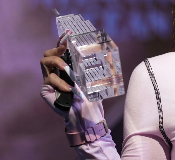 lilgummygoat's tweet photo. ice spice outside w a knife in hand the day after cardi called james…she was ready for BLOOD https://t.co/EXVcBeablH