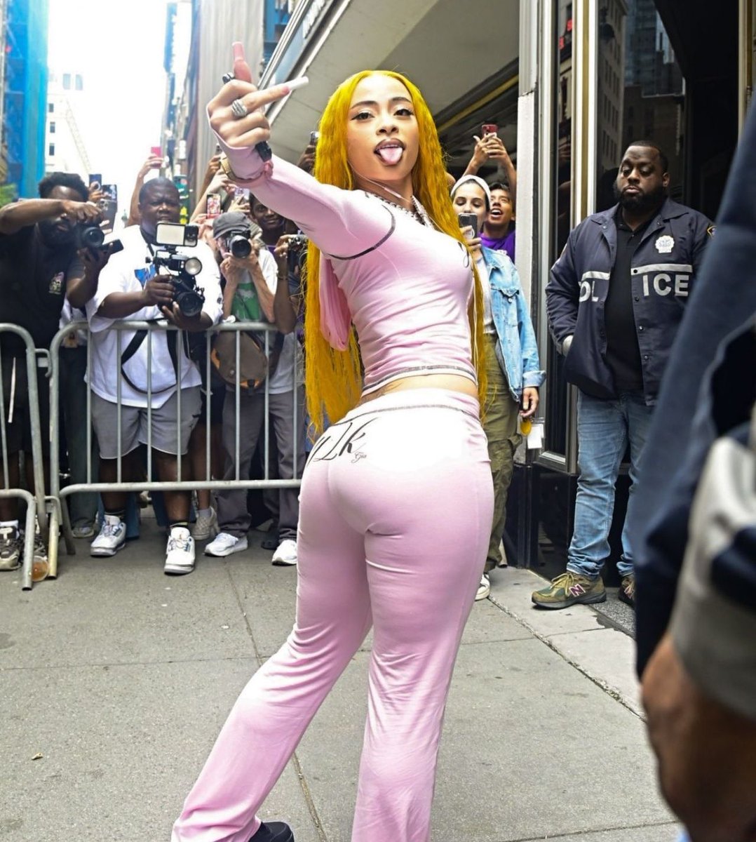 lilgummygoat's tweet photo. ice spice outside w a knife in hand the day after cardi called james…she was ready for BLOOD https://t.co/EXVcBeablH