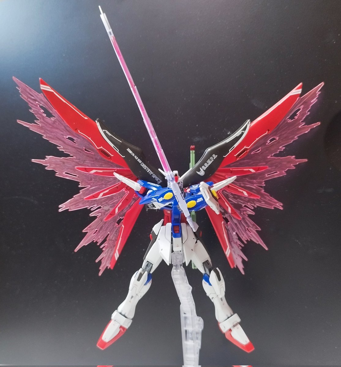 f0gVFQodbr17683's tweet photo. #デスティニーガンダム
#Spec2
#SEEDFREEDOM
他の人の作品例を見てたら、手の甲とシールドの中央の色が白色じゃなくて、黄色だったのを発見
白黒の説明書で気が付かず… https://t.co/EhHniLn8FQ