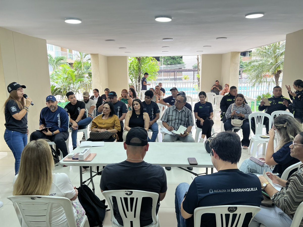 ControlUrbanoBq's tweet photo. ✅ Nos reunimos con la comunidad de Miramar para abordar sus inquietudes en materia de control urbano, espacio público y seguridad. Trabajamos juntos para establecer compromisos concretos para buscar soluciones para fortalecer el bienestar de los vecinos de este barrio. https://t.co/deebwSiTed