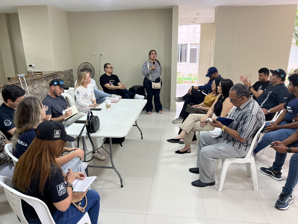 ControlUrbanoBq's tweet photo. ✅ Nos reunimos con la comunidad de Miramar para abordar sus inquietudes en materia de control urbano, espacio público y seguridad. Trabajamos juntos para establecer compromisos concretos para buscar soluciones para fortalecer el bienestar de los vecinos de este barrio. https://t.co/deebwSiTed