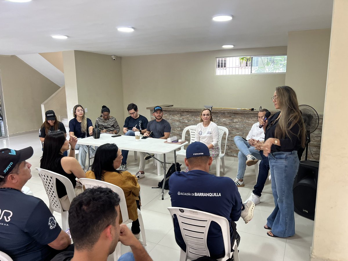 ControlUrbanoBq's tweet photo. ✅ Nos reunimos con la comunidad de Miramar para abordar sus inquietudes en materia de control urbano, espacio público y seguridad. Trabajamos juntos para establecer compromisos concretos para buscar soluciones para fortalecer el bienestar de los vecinos de este barrio. https://t.co/deebwSiTed