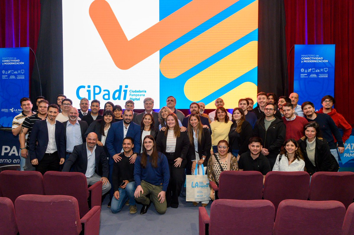ZiliottoSergio's tweet photo. SUMAMOS TECNOLOGÍA PARA ESTAR MÁS CERCA
Presentamos el Perfil de Ciudadanía Pampeana Digital -CiPaDi-

Ponemos en marcha el CiPaDi, una nueva herramienta que abre otra forma de vincularnos. Dijimos que íbamos a modernizar el Estado, a innovar, y lo estamos cumpliendo con hitos muy claros.

Con el @MinisterioCyM desarrollamos una estrategia integral de conectividad. El CiPaDi se suma al Sistema de Gestión Documental Electrónico, que ya nos permite avanzar hacia expedientes totalmente digitales. Son transformaciones que marcan un antes y un después en la administración pública provincial.

A través de la expansión de la fibra óptica y la cobertura 4G en cada localidad pampeana, garantizamos igualdad de oportunidades para todas las familias, sin importar dónde vivan. Son iniciativas que junto a @EmpatelLP potencian a cada lugar.

La modernización no es un fin en sí mismo: es la manera de que el Estado esté más cerca, más accesible y más justo. Esa es la transformación que estamos construyendo juntos.

¡Así #DefendemosLaPampa!

+info 👉https://t.co/I1vt0E56yc