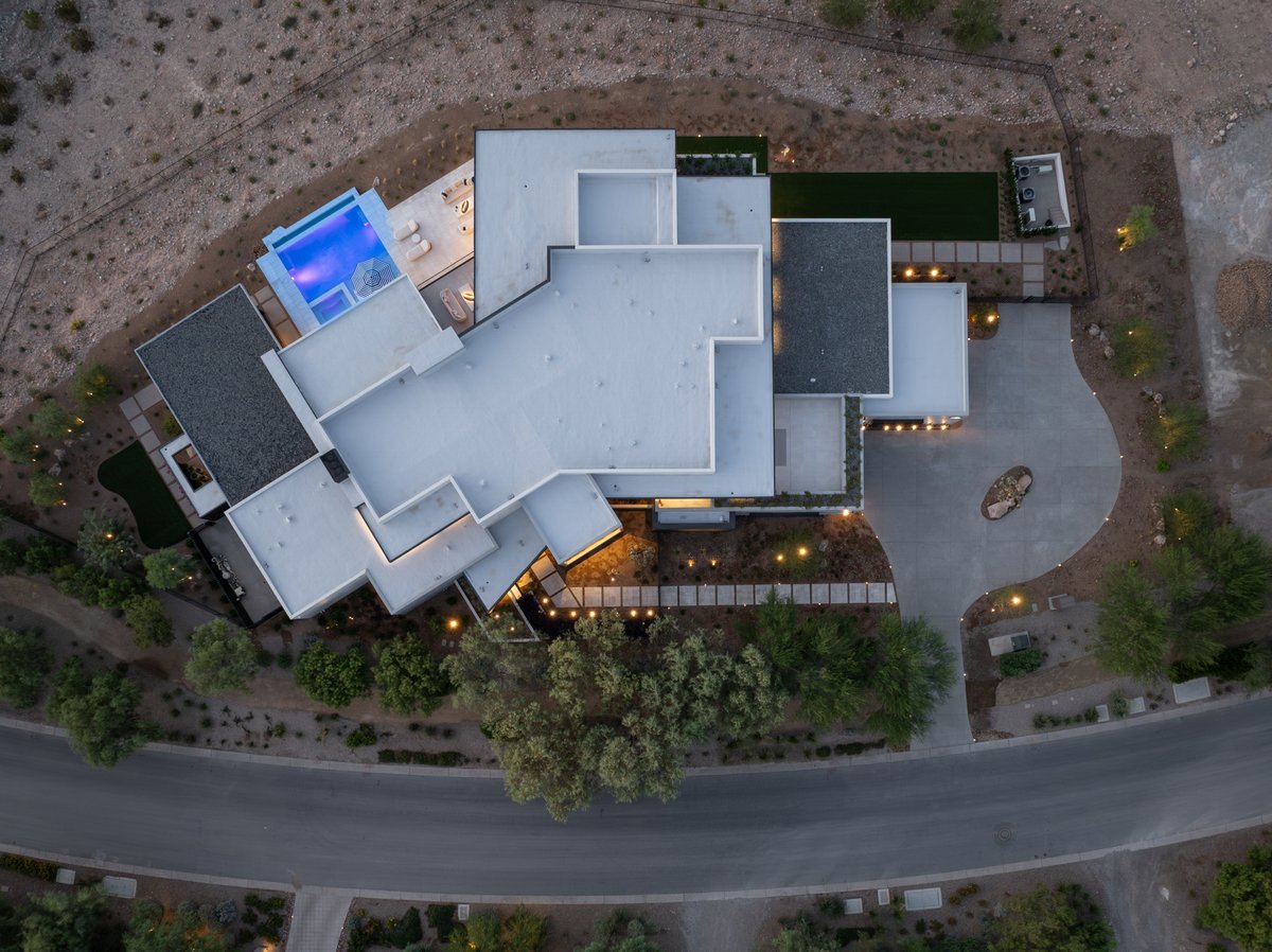 A masterpiece within The Summit Club, this custom estate designed by Tilt 23 Studios and developed by Jewel Homes defines modern luxury. 11,126 square feet of interior space on 1.35 acres, the residence offers 6 bedrooms and 9 baths.
⁠
11588 Stardust Drive - Las Vegas, NV USA⁠