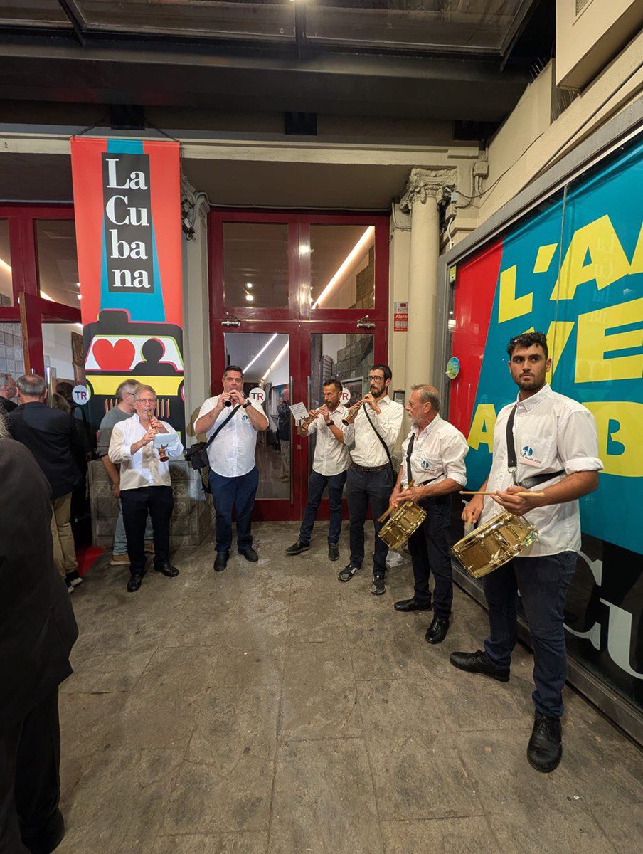 Hem posat música a la catifa vermella de l’estrena de @lacubanateatre “l’Amor venia amb Taxi” al Teatre Romea. Després de molts anys han tornat a sonar gralles al Romea 😍Mil gràcies a la Cubana per comptar amb nosaltres i moltes felicitats per l’estrena!!! Sou molt grans 🙌🏻