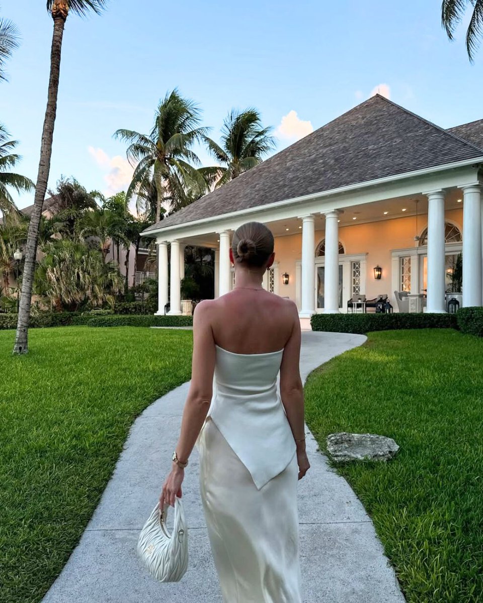 When the evening calls for something special, make your way to The Martini Bar and Lounge and raise a glass to glamour, flavor, and the art of the perfect cocktail.

📷photo by: @agnieszka_zajac

#FSOceanClub #FourSeasons