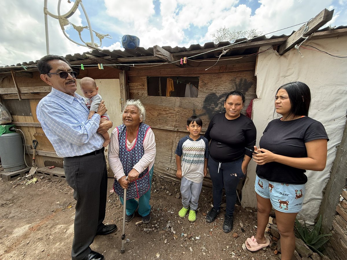 COESVI's tweet photo. El gobierno de Durango sigue cambiando la vida de más familias en Durango con pisos, baños, losas y cuartos adicionales, como el caso de la Colonia Manuelito Álvarez y predio Constitución. https://t.co/EJzwgSyBpr