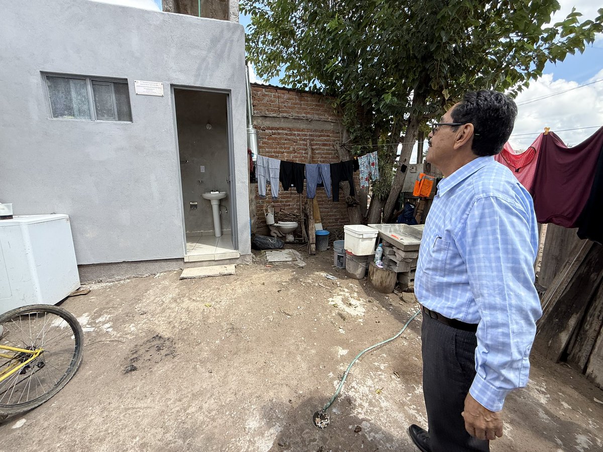 COESVI's tweet photo. El gobierno de Durango sigue cambiando la vida de más familias en Durango con pisos, baños, losas y cuartos adicionales, como el caso de la Colonia Manuelito Álvarez y predio Constitución. https://t.co/EJzwgSyBpr