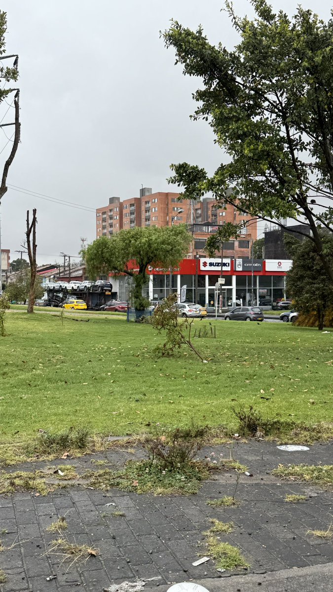 mappis08's tweet photo. @SectorMovilidad @Bogota por qué la empresa @DercoCenter puede estacionar una grúa en un carril de la Av de la constitución (Cra 70)  ocasionando un trancon de casi media hora? https://t.co/G9B89JVTnZ