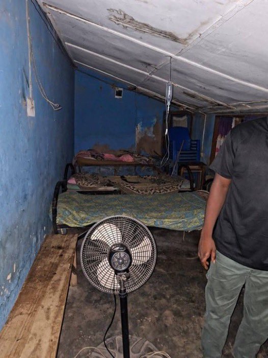 A 48-year-old man, Hanson Osei, has been arrested for operating an unlicensed “clinic” from his chamber and hall for over 12 years. During police interrogation, he openly admitted to treating patients despite having no formal training from any recognized medical institution.