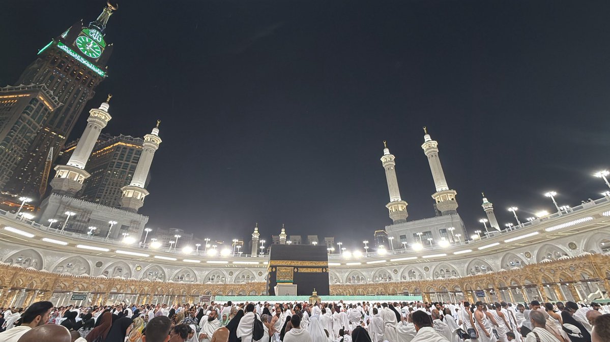 اللهُمَّ زِدْ هذا البيت تعظيماً وتشريفاً،
واجعلَ هذا البلد آمناً .