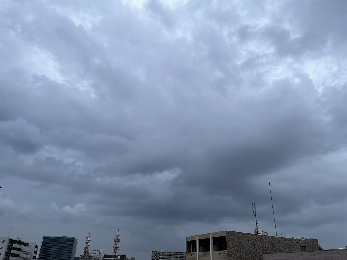 おはようございます☁️
今日は　10月1日 水曜日 です
　日の出　  5:35
　日の入り17:27
千葉市の今日の気温は
最高23℃ 最低20℃ です

今日から様々な法改正があります
最賃の引上げ、値上ラッシュ…
なぜ減税しないのか？と思う今日この頃😣

国政に市民の声は届いてないのかしら
がんばりましょう😖