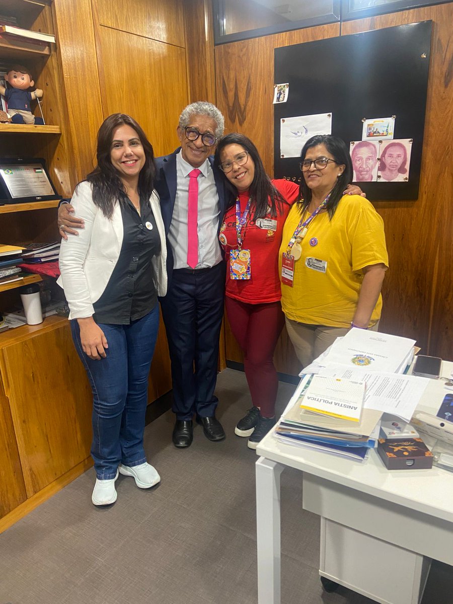 Recebi em meu gabinete em Brasília companheiras da luta por moradia de Suzano: Alessandra Feliz, Cida Mattos e Chicona Abusmelar. Todas delegadas na Conferência Nacional de Políticas para as Mulheres.