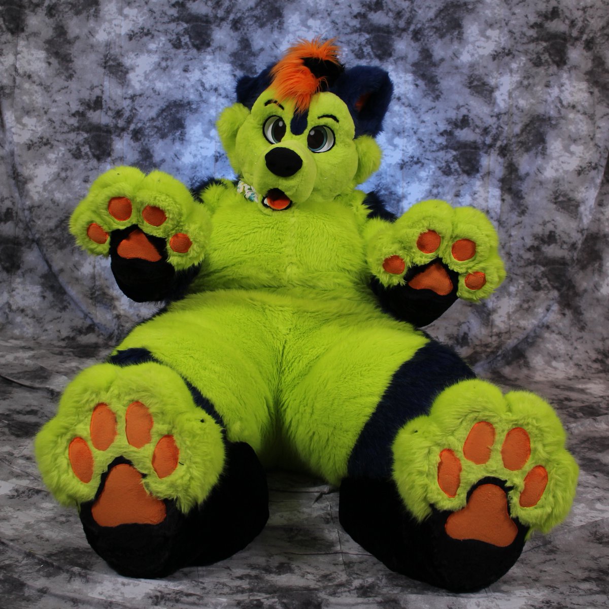 🐾WHO WANTED TO SEE SOME BEANS🐾

📸@Prplhaze and Xion
#Fursuit #Paws #FursuitEveryday