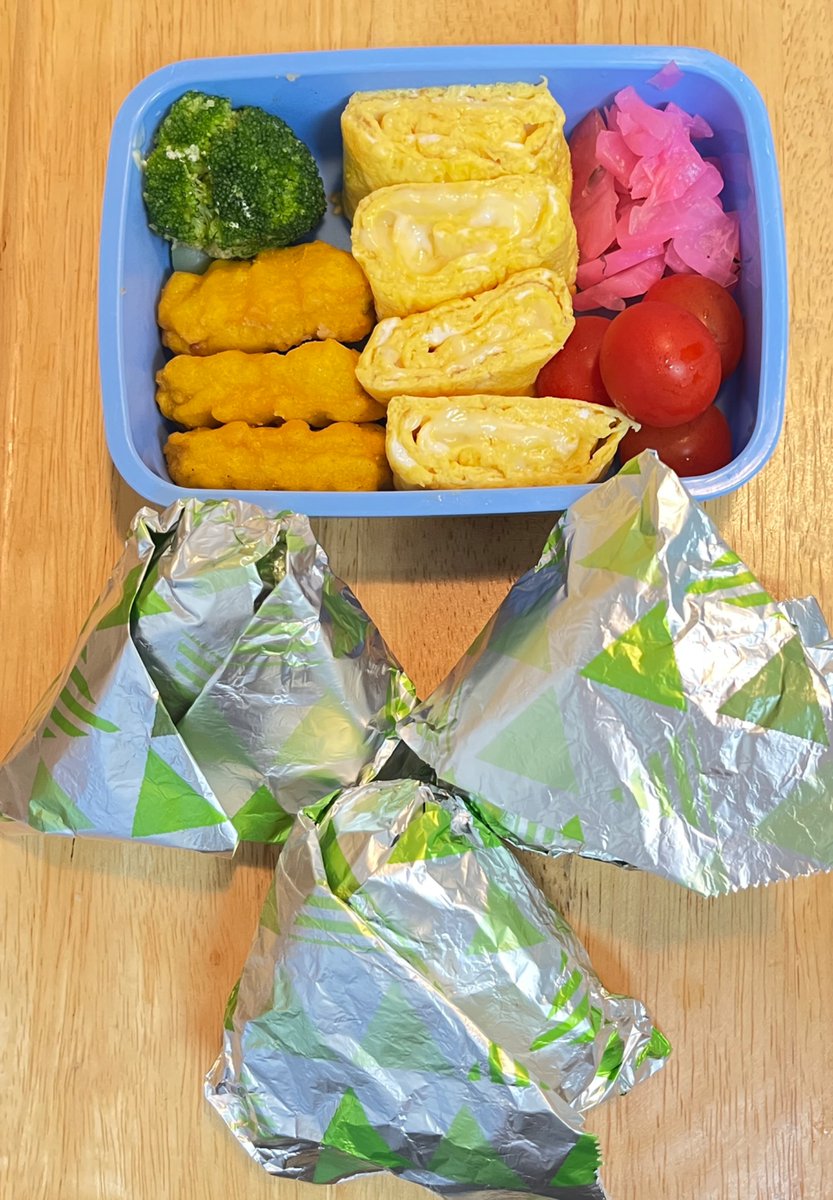 娘のお弁当作り289日目。

今日は朝から体育祭🥳近くの大きなアリーナを借り切って行うみたいだけど、外せない仕事があって見学は断念😖怪我しない程度に頑張って👍

今日の献立は、チキンナゲット・だし巻き玉子・漬物・🍅と🥦

#お弁当記録 
#お弁当
#弁当記録
#男の料理
#お弁当作り楽しもう部