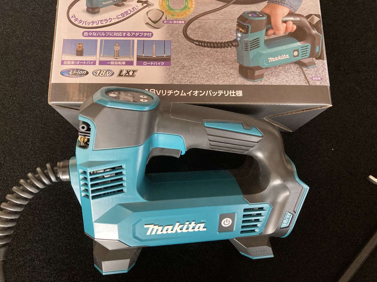 viva_yonezawa's tweet photo. makitaとかHiKOKIとか色々あるのですが、バッテリー共用できる工具ってかなり便利。
インパクトレンチとタイヤの空気入れ、社外品だけどジェットブロワーの3つがあるだけでDIY LIFEがとても充実してる😊
もっと早く買えば良かった😞
#makita
#マキタ
#AeroTools https://t.co/L61XU8xA9e