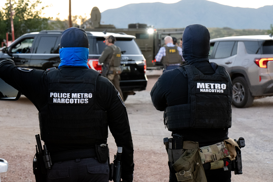 Today, <a href="/FBIAlbuquerque/">FBI Albuquerque</a>, <a href="/FBIElPaso/">FBI El Paso</a>, <a href="/USAO_NM/">U.S. Attorney NM</a>, <a href="/HSIElPaso/">HSI El Paso</a>, the Metro Narcotics Task Force, <a href="/LasCrucesPolice/">Las Cruces Police Department</a>, and <a href="/DonaAnaCountySO/">DASO</a> teamed up to execute federal and state search warrants in Anthony, New Mexico related to narcotics trafficking and firearms violations. Strong