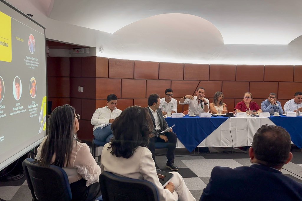 #AEstaHora el viceministro <a href="/MCabreraLeal/">Mauricio Cabrera Leal</a> participa en el II Encuentro de Secretarios y Directores de Ambiente de las ciudades capitales en la #SemanaBioCali2025.

Allí presenta el Programa de Ciudades Biodiversas y Resilientes, una apuesta para fortalecer la protección de los