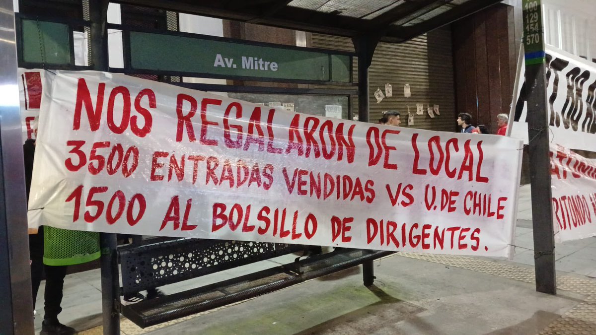 MuyCAI's tweet photo. ‼️Pasacalles en la puerta de la sede https://t.co/NnAr06xULy