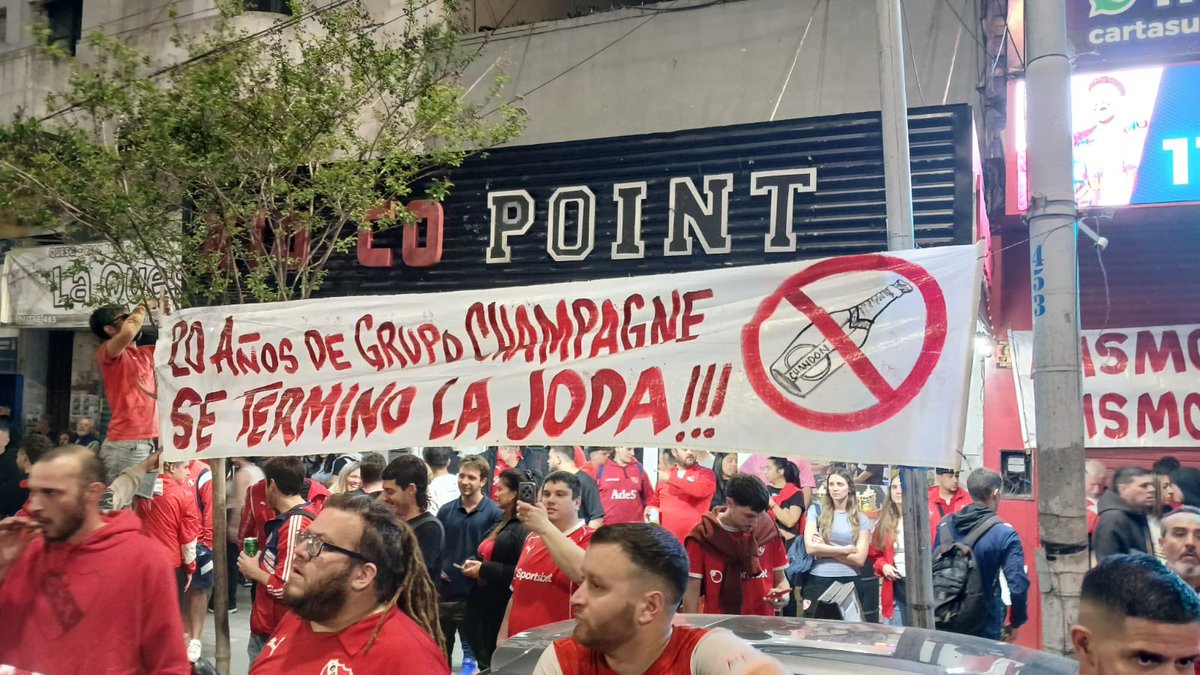 MuyCAI's tweet photo. ‼️Pasacalles en la puerta de la sede https://t.co/NnAr06xULy