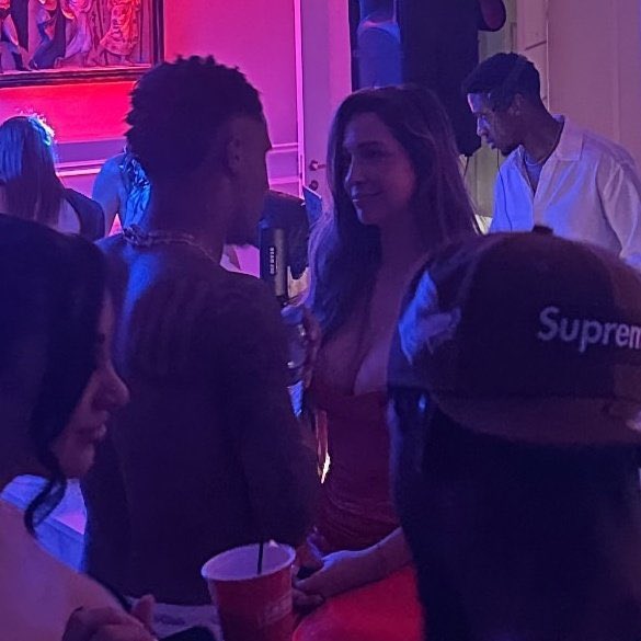 Ben kulübe gelirsem
Tüm sarışınları kaparım..