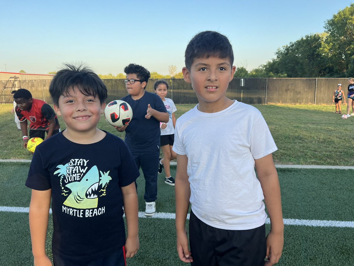 fcsdcentral's tweet image. Central students are having so much fun at the Soccer Clinic Fundraiser! Thank you Fairfield Women’s Soccer players!