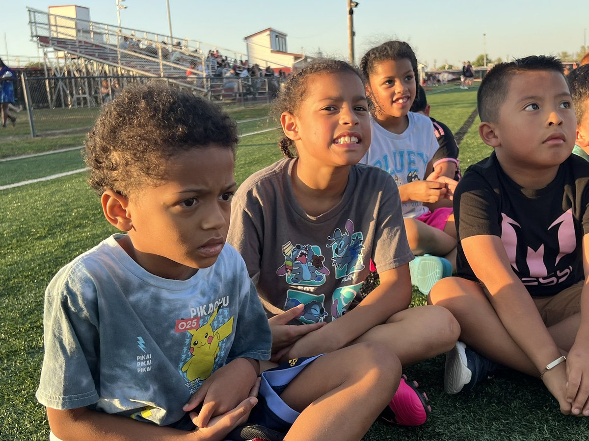fcsdcentral's tweet image. Central students are having so much fun at the Soccer Clinic Fundraiser! Thank you Fairfield Women’s Soccer players!