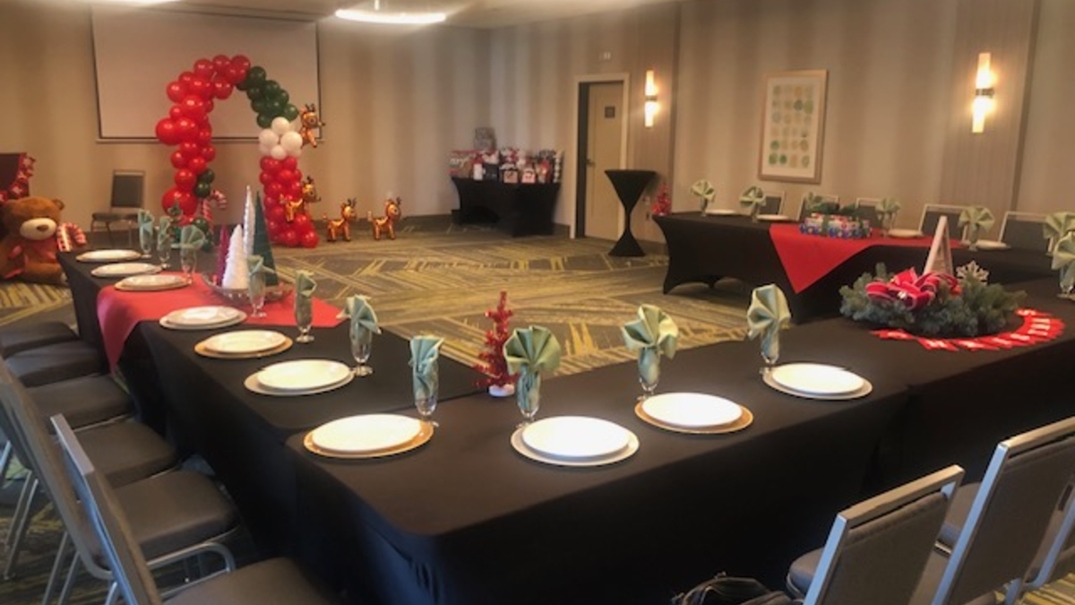 HISWillowbrook's tweet image. Host your #holidayparty with us at #HolidayInnHoustonNW. From cozy gatherings to grand celebrations, we’ve got the space, food, and festive spirit to make it unforgettable. Contact Erika Pearson at epearson@ihotelsolutions.com
 or (281) 612-1850 ext 7106 to start planning today!