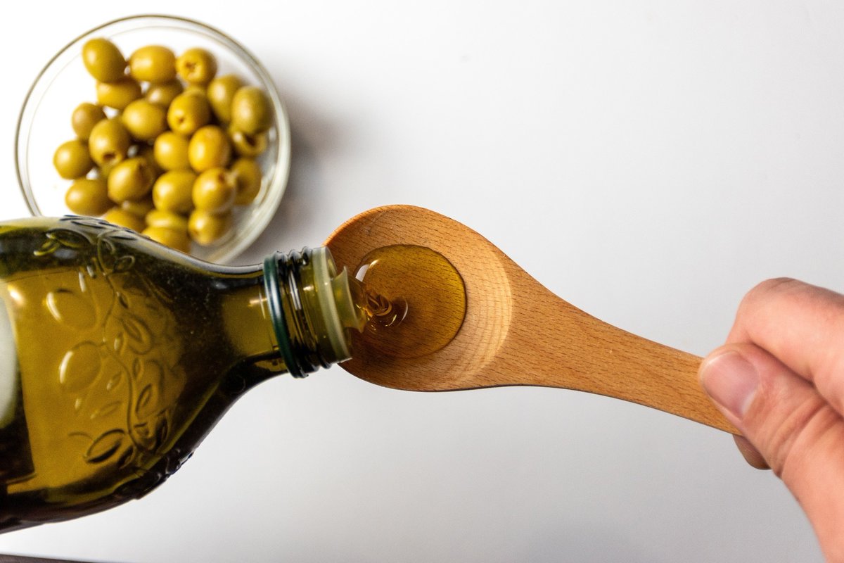 NewsMedical's tweet photo. New study links regular extra-virgin olive oil intake to slimmer waistlines and better metabolic health! 🫒 Is EVOO your secret to a healthier weight?  https://t.co/2Y6IJh7g8j #Nutrition #MedDiet @FrontNutrition https://t.co/iqLUwHa1x8