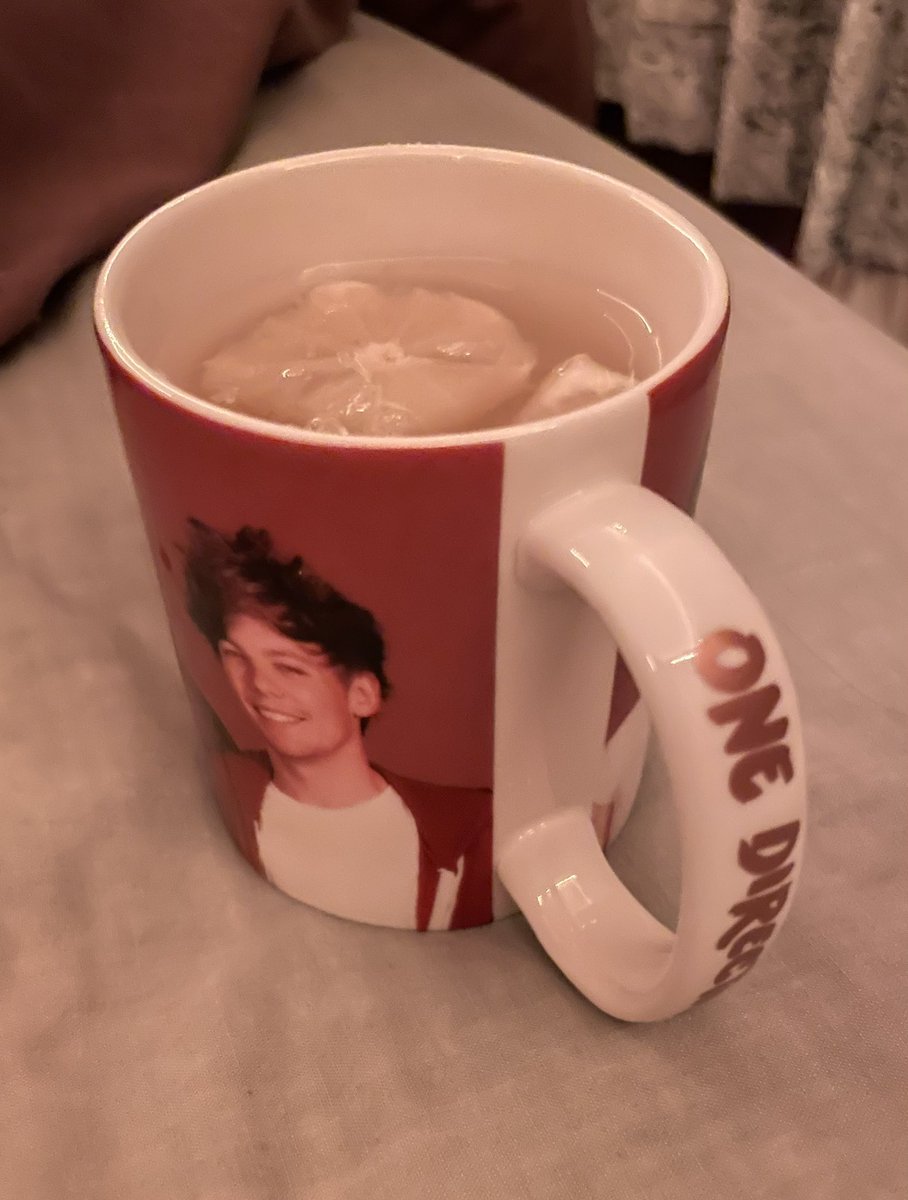 Fancied a lemon tea, think this is the only acceptable mug for it today 🍋open.spotify.com/track/5wW92Rgv…