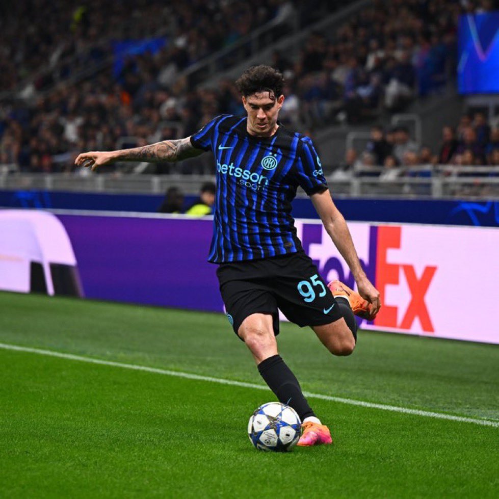 Bastoni pour l'Inter depuis 2019-20 :

3 buts/passes décisives en 33 matchs en 2019-20
4 buts/passes décisives en 41 matchs en 2020-21
4 buts/passes décisives en 44 matchs en 2021-22
6 buts/passes décisives en 46 matchs en 2022-23
4 buts/passes décisives en 37 matchs en 2023-24
8
