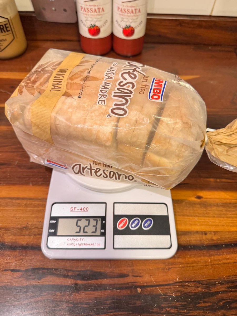 Cada pan de Atelier Fuerza pesa ~830 g y cuesta $6.633 → $7.991,96/kg.

El “pan” Bimbo Artesano con masa madre pesa 500 g y cuesta $6.985 → $13.970/kg.

En este caso, comer mal es un 74% más caro.