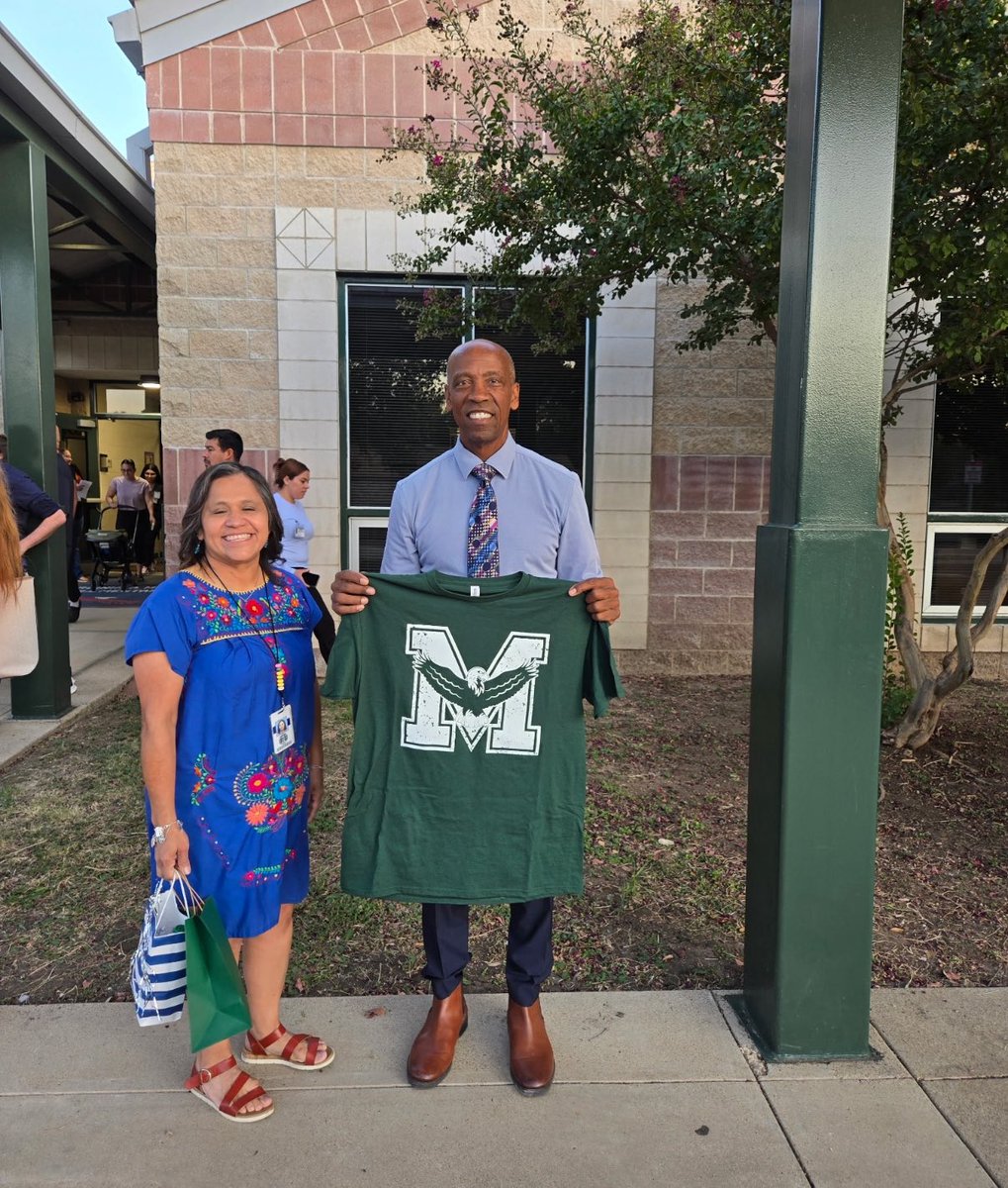 NISDMyers's tweet photo. This is how we welcome our Eagles during Hispanic Heritage Week — with pride, culture, and community! ❤️
#EagleNation #OurCommunity https://t.co/Ly3hFDzmXH