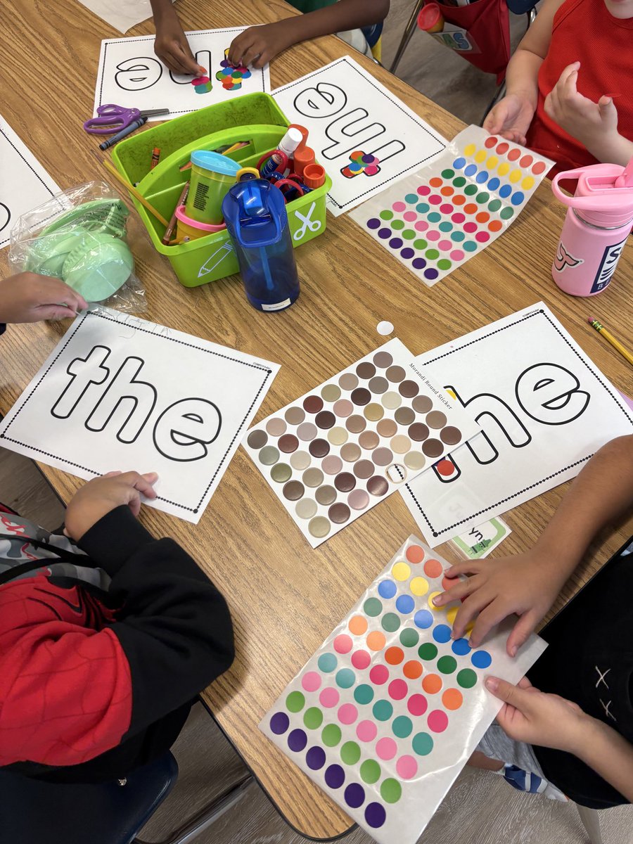 Fine motor 🤝🏼 high frequency words. Kinders are having so much fun learning their sight words with a hands on creative approach!