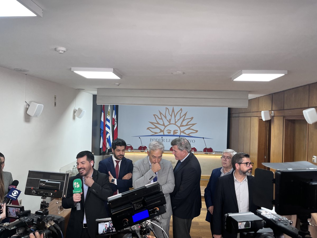 Tabareviera's tweet image. 📢 Conferencia de prensa de la bancada de senadores del @PartidoColorado sobre el proyecto de ley de #LavadoDeActivos.
El Partido estaría dispuesto acompañar la iniciativa a la brevedad, pero con un estudio previo y responsable que garantice eficacia y resguardo institucional.