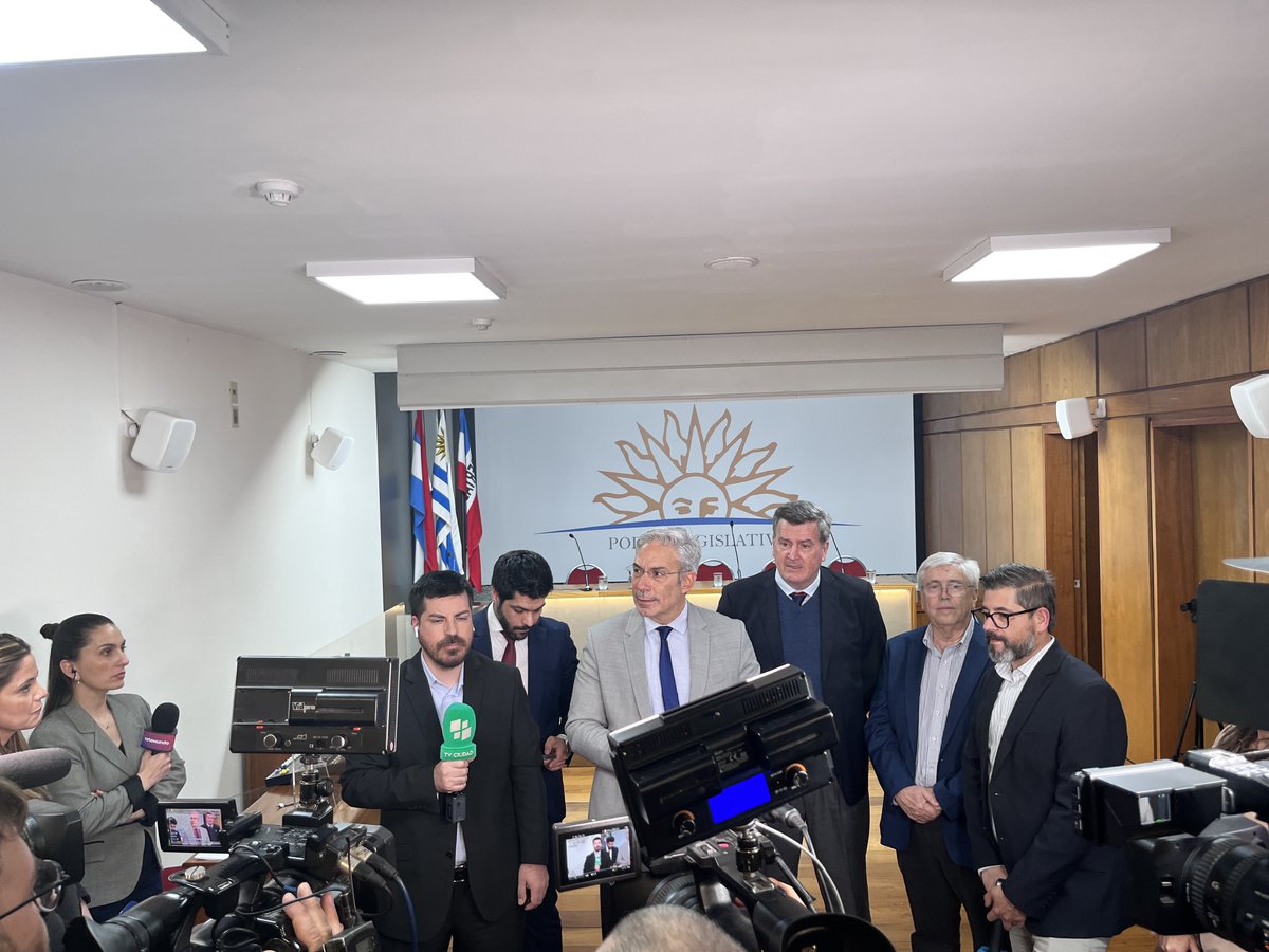 Tabareviera's tweet image. 📢 Conferencia de prensa de la bancada de senadores del @PartidoColorado sobre el proyecto de ley de #LavadoDeActivos.
El Partido estaría dispuesto acompañar la iniciativa a la brevedad, pero con un estudio previo y responsable que garantice eficacia y resguardo institucional.