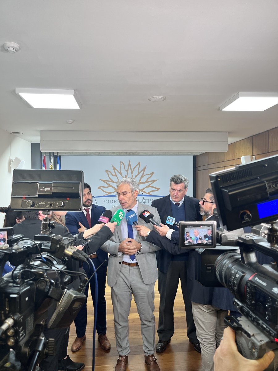 Tabareviera's tweet image. 📢 Conferencia de prensa de la bancada de senadores del @PartidoColorado sobre el proyecto de ley de #LavadoDeActivos.
El Partido estaría dispuesto acompañar la iniciativa a la brevedad, pero con un estudio previo y responsable que garantice eficacia y resguardo institucional.