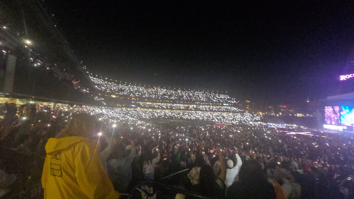 BossBitc33's tweet photo. View from yours truly chris brown concert  #breezybowlxx #chrisbrown #breezybowlxxtour #denvercolorado #chrisbrownofficial *I Dont OWN RIGHTS TO THE MUSIC* https://t.co/G8YjdoE0Pm