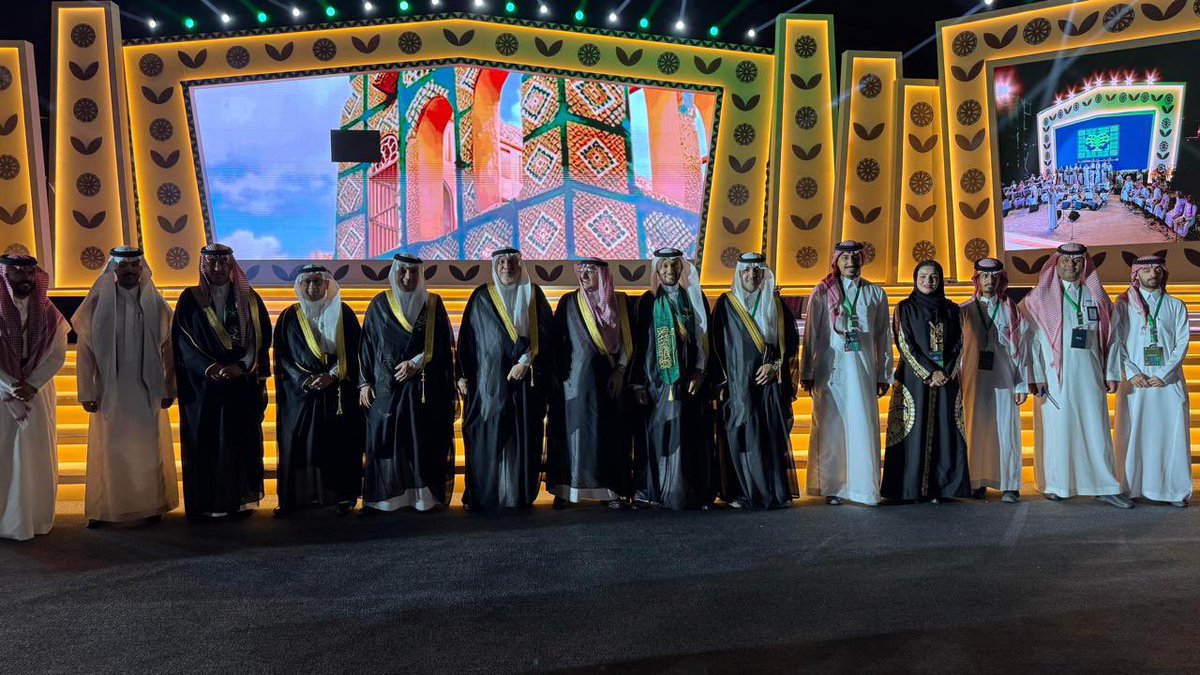 🇸🇦 🌴 "سلام من أرض الحسا .. 
ديرة الخير .. الديرة اللي حبها الله وقَبَلها"

أوبريت وطني ينبض من قلب #الأحساء، وسلامٌ مُهدَى للوطن الغالي في يومه المجيد، من فريق عمل إبداعي، فخرٌ واعتزاز قدمناه هديةً للوطن، في الحفل الرسمي لأهالي الأحساء بمناسبة #اليوم_الوطني_السعودي95