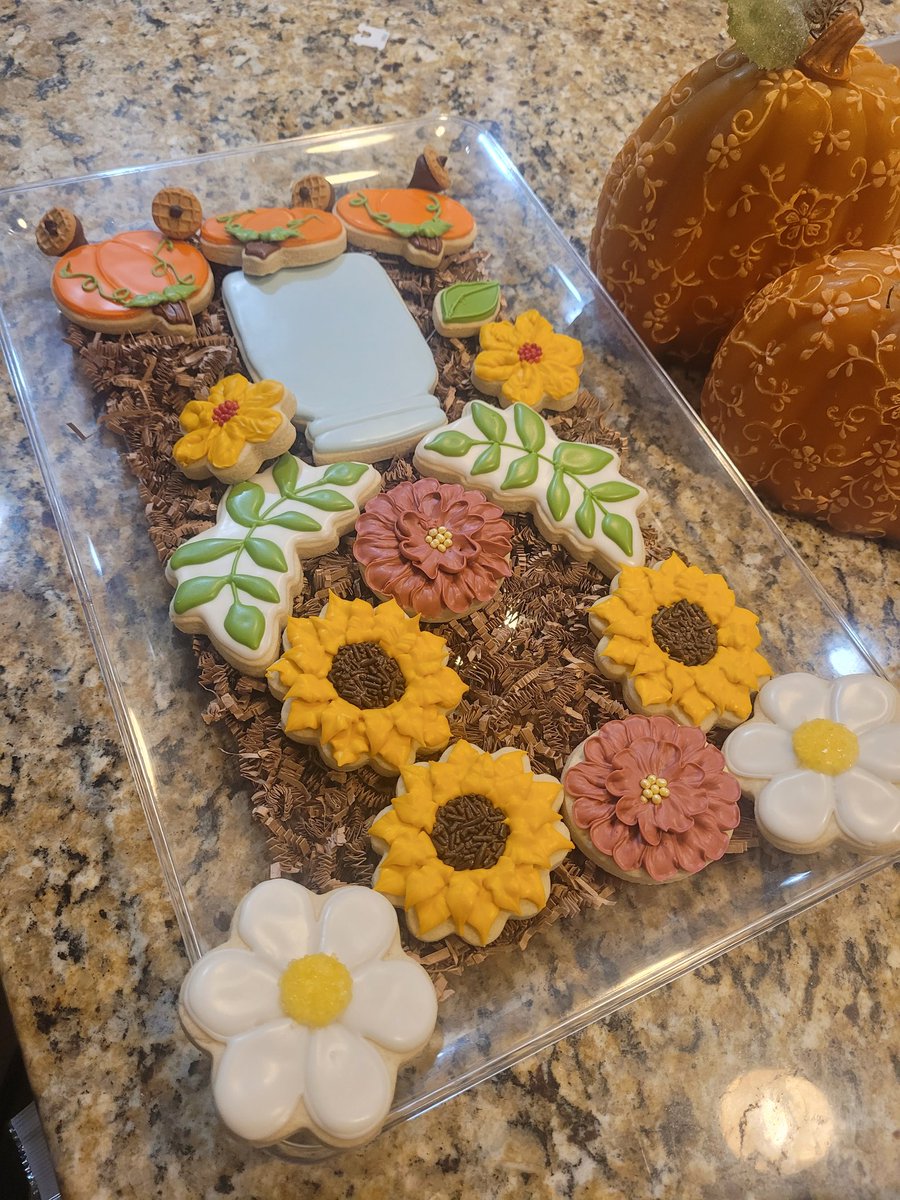 I always forget to post dessert stuff but mamamisu and I did some fall cookies