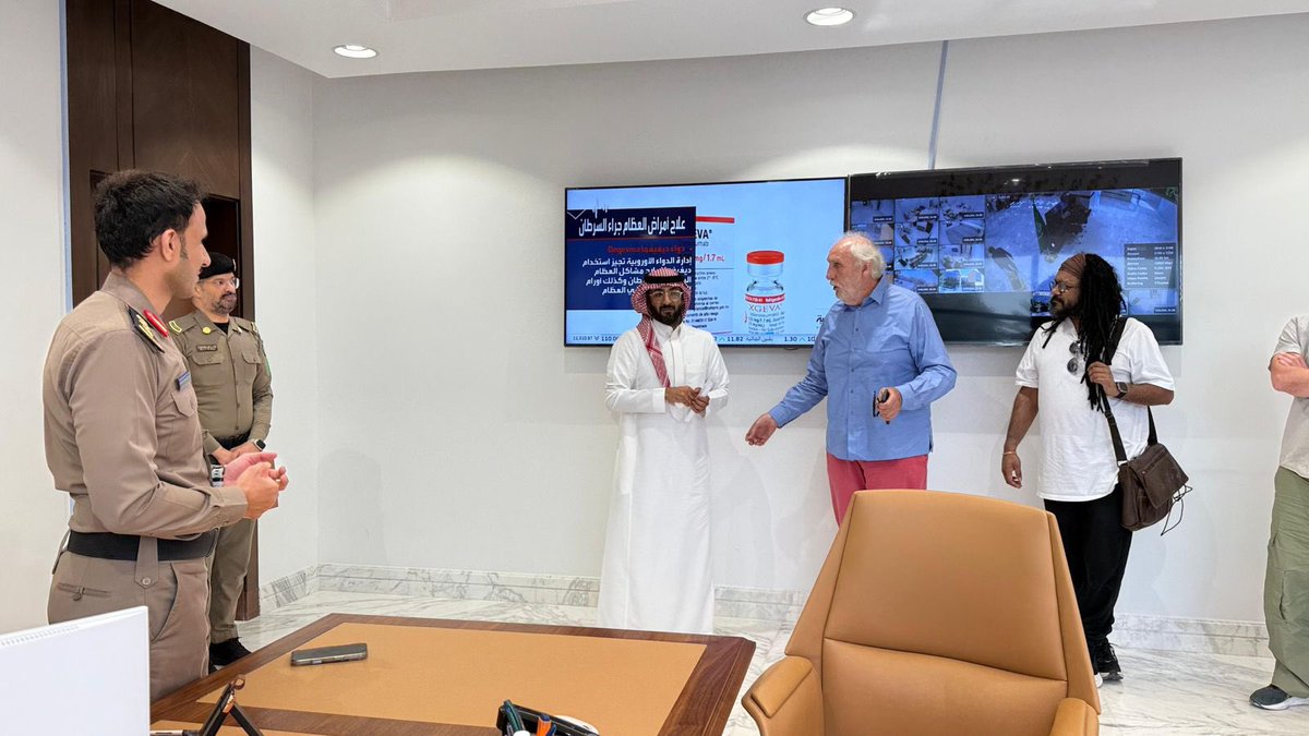 صور من زيارة المخرج الكبير Phillip Noyce لأماكن مختلفة وسجون تابعة لوزارة الداخلية للتعاون في انتاجنا الضخم مع وزارة الداخلية مشكورة لقصة حقيقية من بطولات رجال الامن في مكافحة المخدرات … فيلم عبارة عن ملحمة سعودية كبيرة …  
المخرج قام باخراج افلام عالمية منها فيلم The Bone