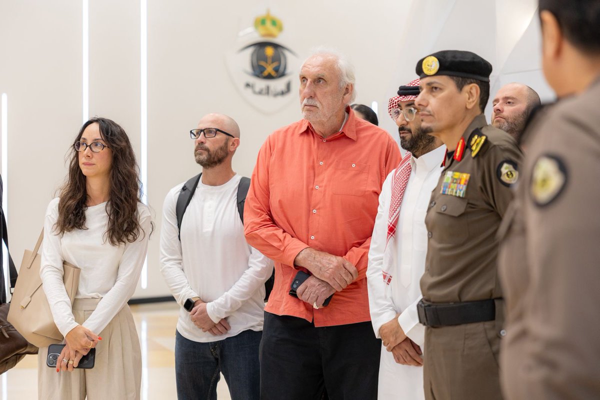 Turki_alalshikh's tweet image. صور من زيارة المخرج الكبير Phillip Noyce لأماكن مختلفة وسجون تابعة لوزارة الداخلية للتعاون في انتاجنا الضخم مع وزارة الداخلية مشكورة لقصة حقيقية من بطولات رجال الامن في مكافحة المخدرات … فيلم عبارة عن ملحمة سعودية كبيرة …  
المخرج قام باخراج افلام عالمية منها فيلم The Bone